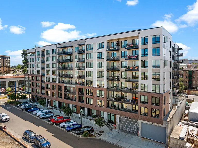 Stadium Apartments — Photo 15