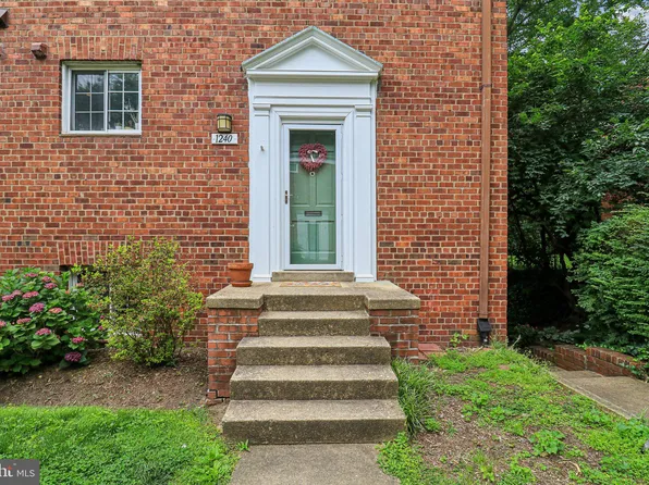 1240 Martha Custis Dr, Alexandria, VA 22302