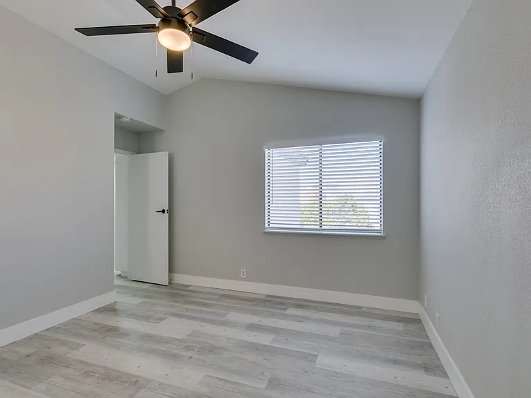 91 Trevor Dr — Photo 35