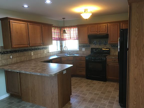 Large Kit w-lots of cabinets