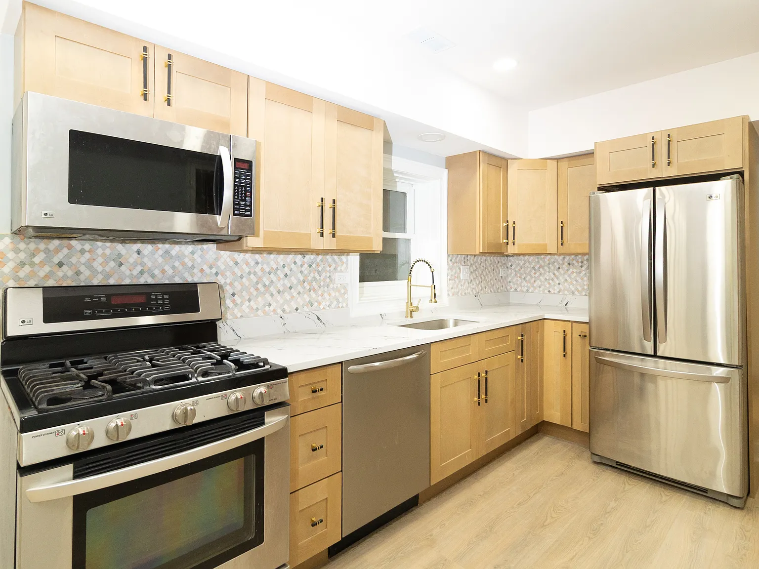 2 bed, 900 sqft, $2,700 — Photo 2