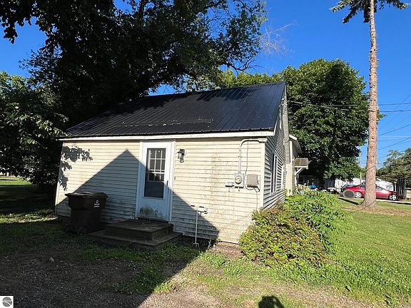 4th image of 106 Webster St