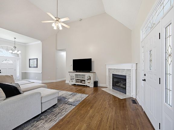 5th image of 301 Dogwood Ln