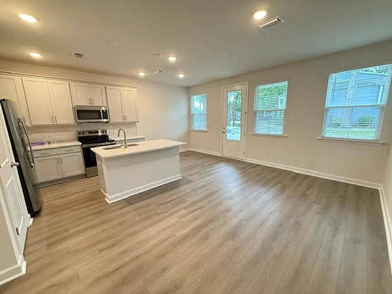 465 Martins Creek Blvd — Photo 3