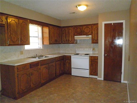5th image of 1006 E Jefferson Dr