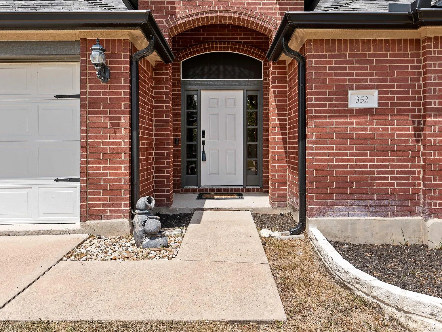 3 bed, 2.0 bath, 2180 sqft, $2,400 — Photo 2