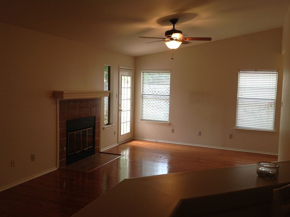 Living w/fireplace