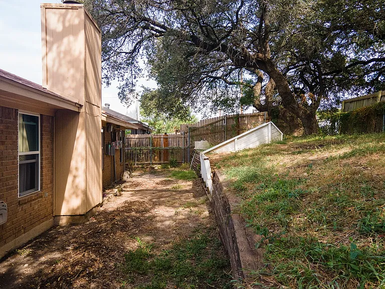 2210 Barry Dr — Photo 22