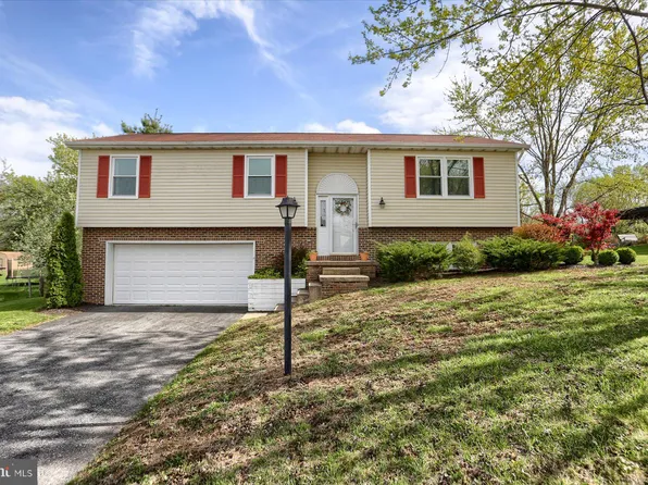 18 Wheatfield Dr, Carlisle, PA 17015
