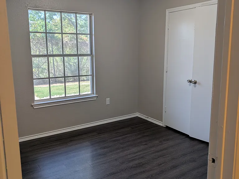 Lakeview Apartments — Photo 29