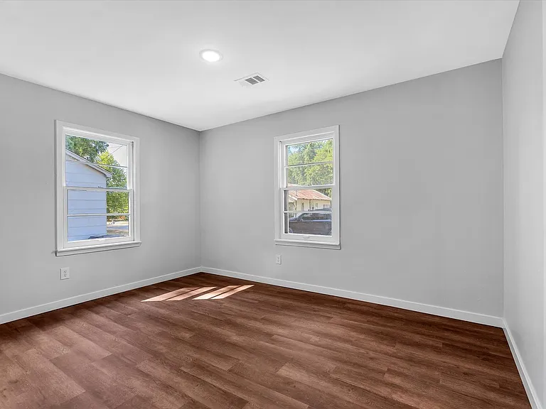 107 E Elm St — Photo 23