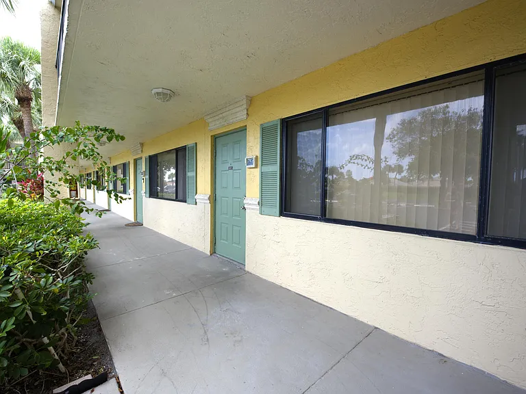 1617 Meadows Cir W — Photo 3