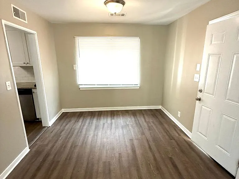 942 Parkwood Ct — Photo 2