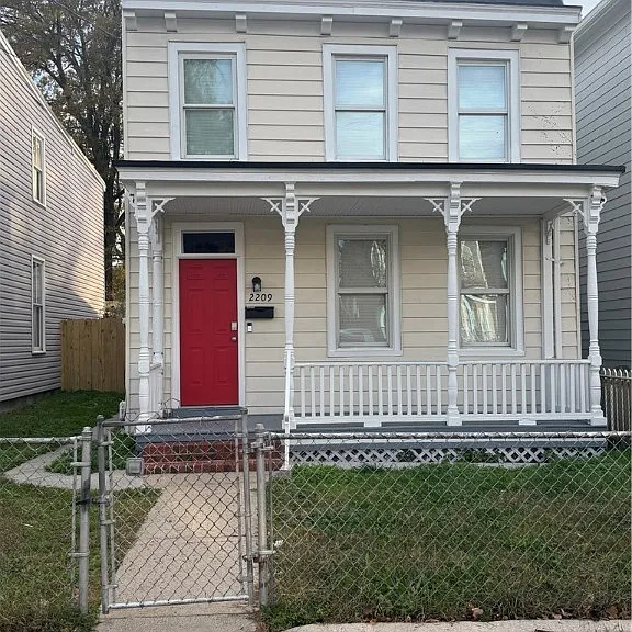2209 Fairmount Ave — Photo 1