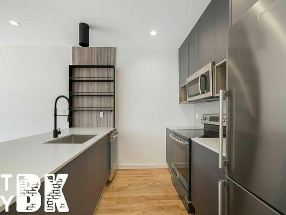 2nd image of 625A Halsey St #2B