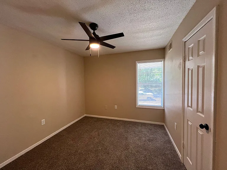 724 Blackstone Ln — Photo 7