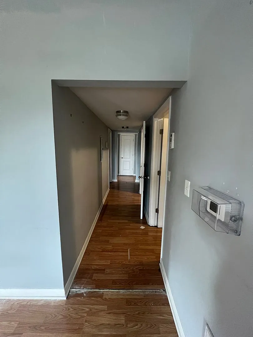 Spacious Three-Bedroom Apartment in the Russell Neighborhood — Photo 4
