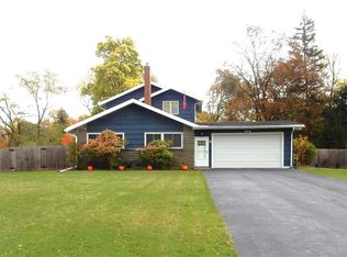 26 Williamsburg Rd, Pittsford, NY 14534