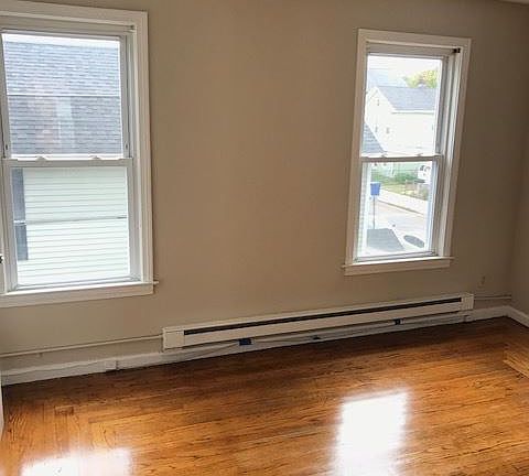 4th image of 80 Hallock St Fl 2