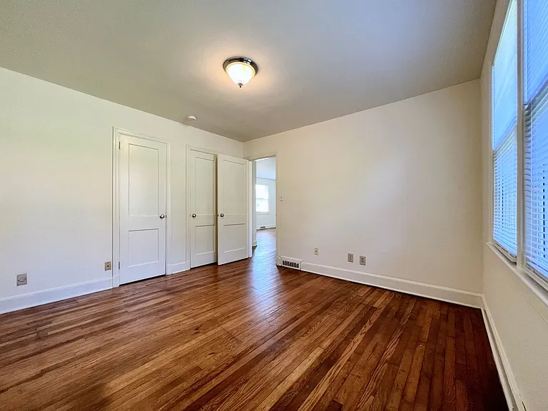 Latham Park Manor — Photo 30
