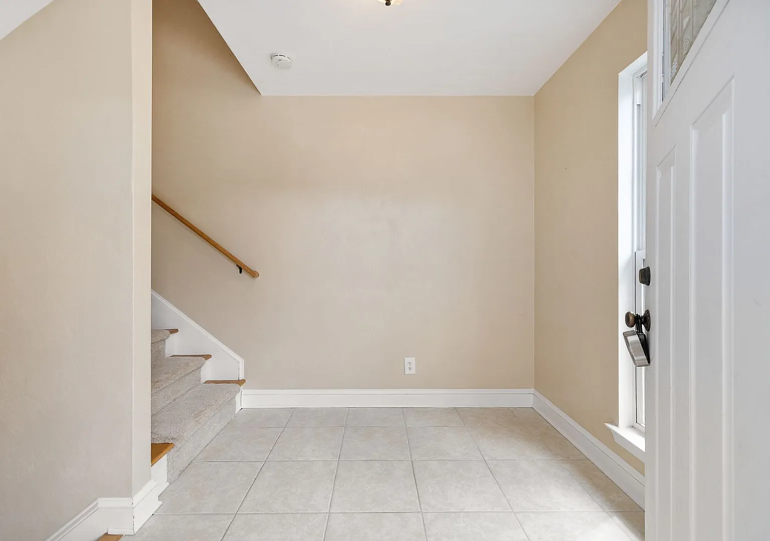 Beautiful 3-story home featuring 3 bedrooms and stylish custom finishes throughout - close to bea... — Photo 2