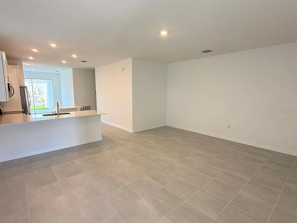 3 bed, 2.0 bath, 1659 sqft, $2,400 — Photo 3