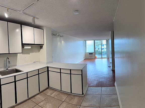 3rd image of 1520 Spreckels St APT 203