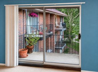 5S070 Pebblewood Ln APT G12, Naperville, IL 60563