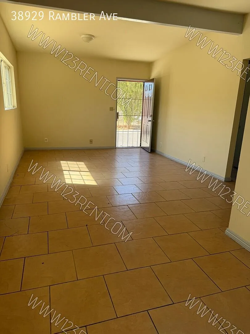 3bd/1bth Single Story East Palmdale Duplex — Photo 4