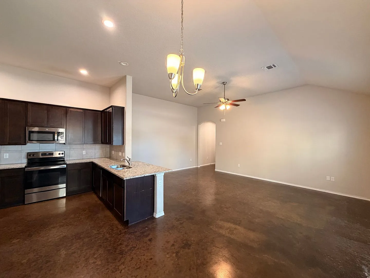Luxury 3/2 Duplex in Seguin, Texas — Photo 4