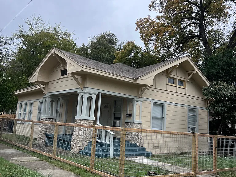 1102 W Agarita Ave — Photo 1