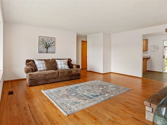 4th image of 3725 SE Pine Tree Dr