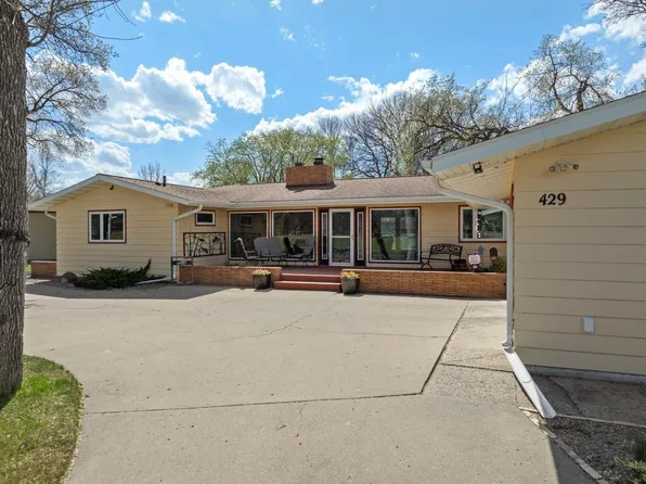 429 Cedon Dr, Minot, ND 58703