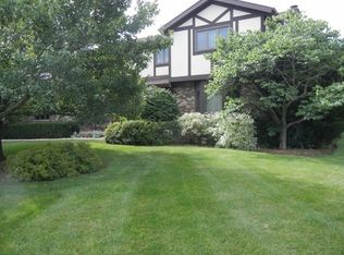 5811 Wild Ash Ln, Crystal Lake, IL 60012