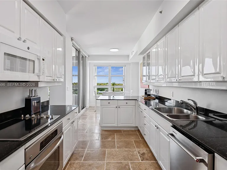 747 Crandon Blvd #Penthouse 10 — Photo 6
