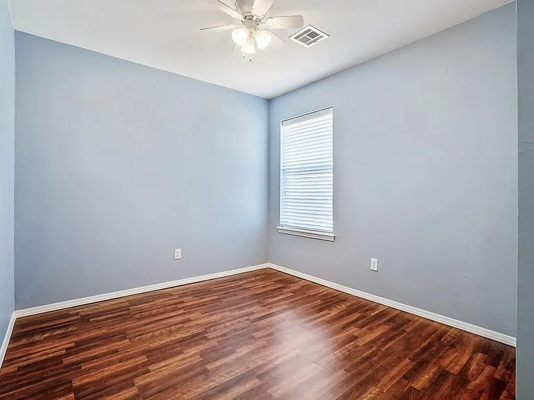 324 Belmont Dr — Photo 10