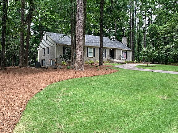 3rd image of 2827 Emerald Dr
