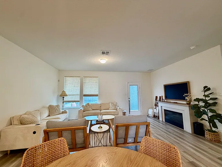 5024 Galvan Mnr — Photo 7