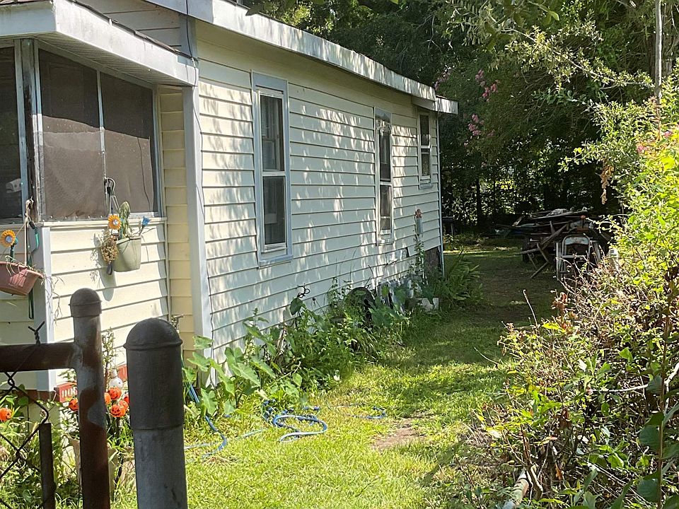 2nd image of 2004 Emmanuel St.