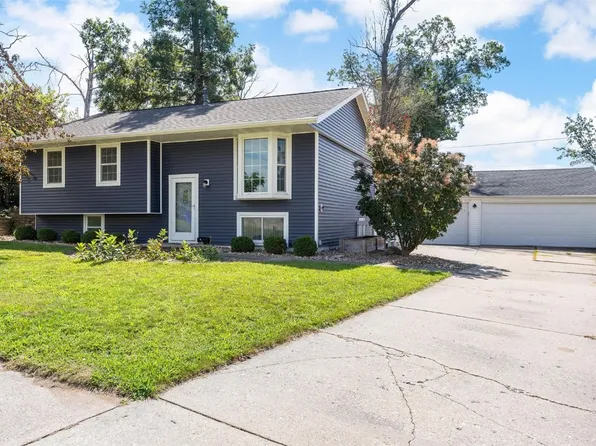 4324 White Pine Dr NE, Cedar Rapids, IA 52402