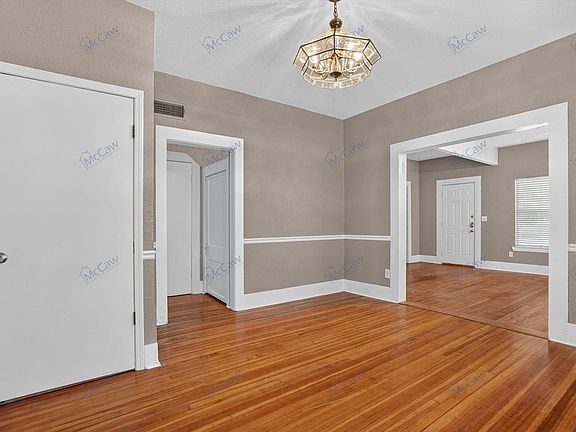 4th image of 303 S Elm St