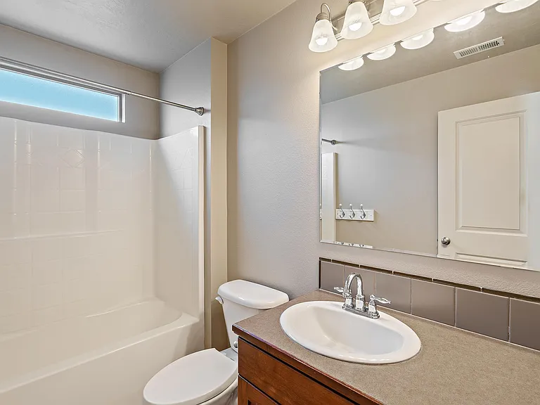 470 W Peck St — Photo 14
