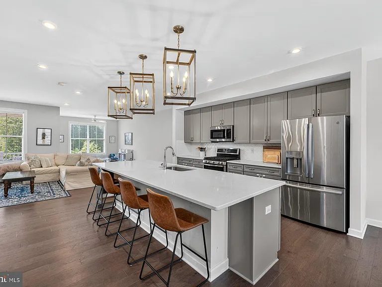 8106 Zoe Pl — Photo 2
