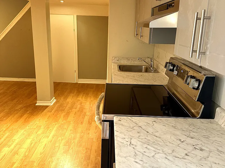 116 Rexway Dr E — Photo 17