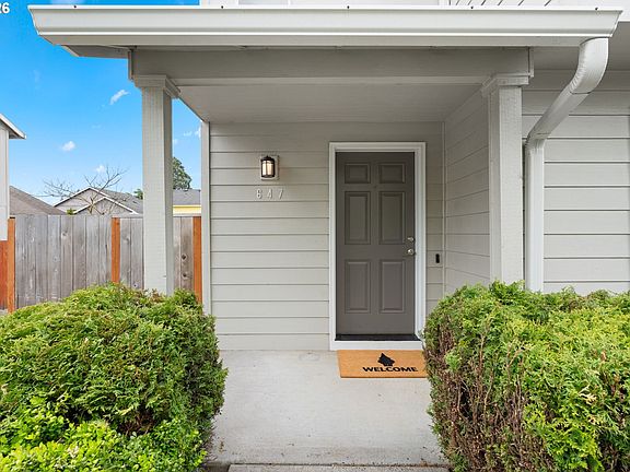 4th image of 647 SE Hogan Rd