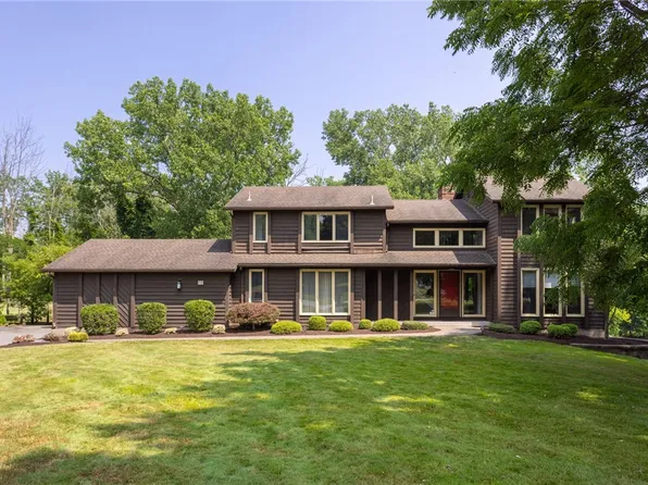 12 Trailwood Cir, Rochester, NY 14618
