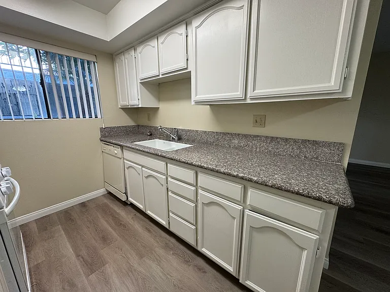 515 E Elmwood Ave #104 — Photo 11