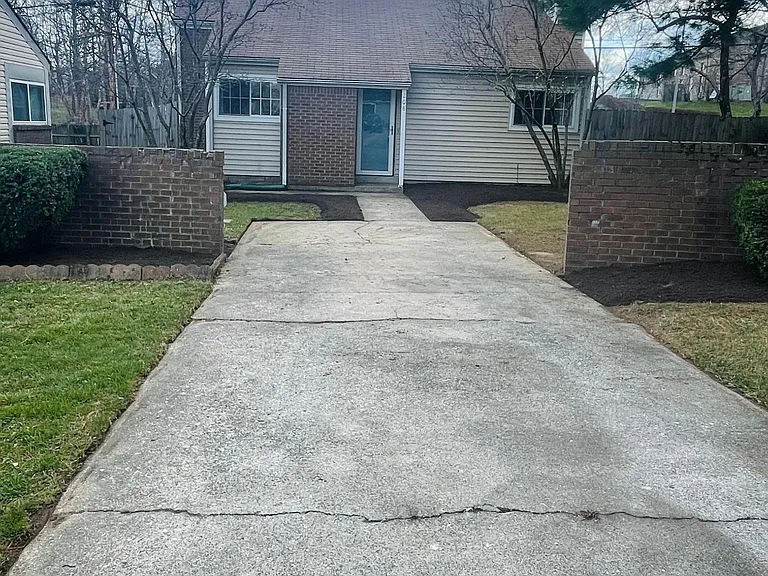 208 Shadow Wood Pl — Photo 2