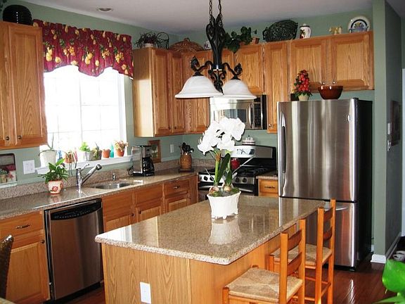 Kitchen w/Granite Countertops & Stainless Appliances