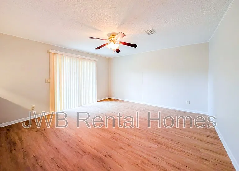 520 Clermont Ave S — Photo 5